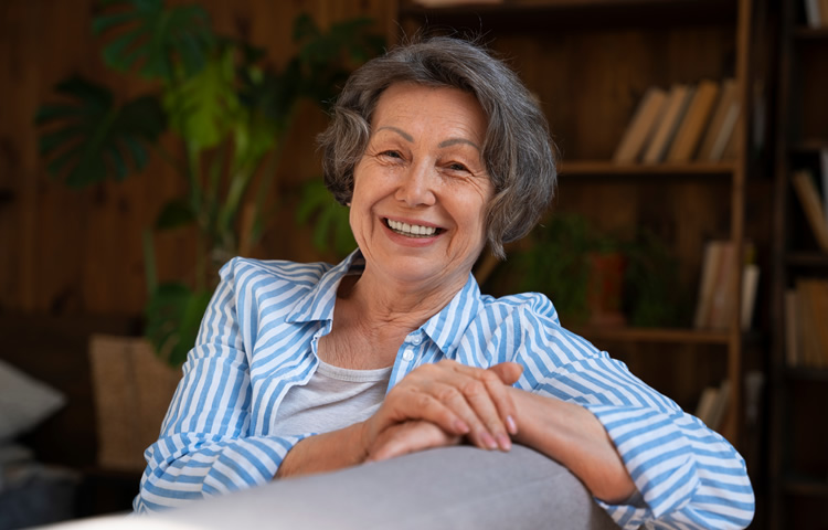 Paciente satisfeita com atendimento Hoftalmar