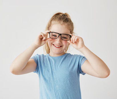 Criança usando óculos - sinais de que seu filho precisa de óculos